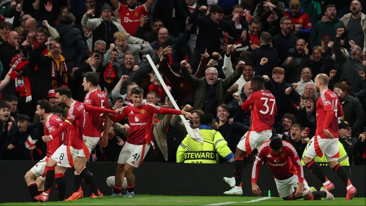 Los jugadores del Manchester United celebran un gol