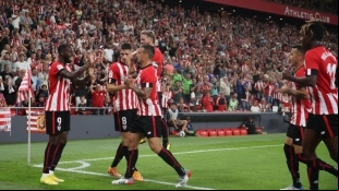 The players of Athletic Club celebrate a goal.