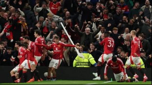 <p>The players of Manchester United celebrate a goal</p>